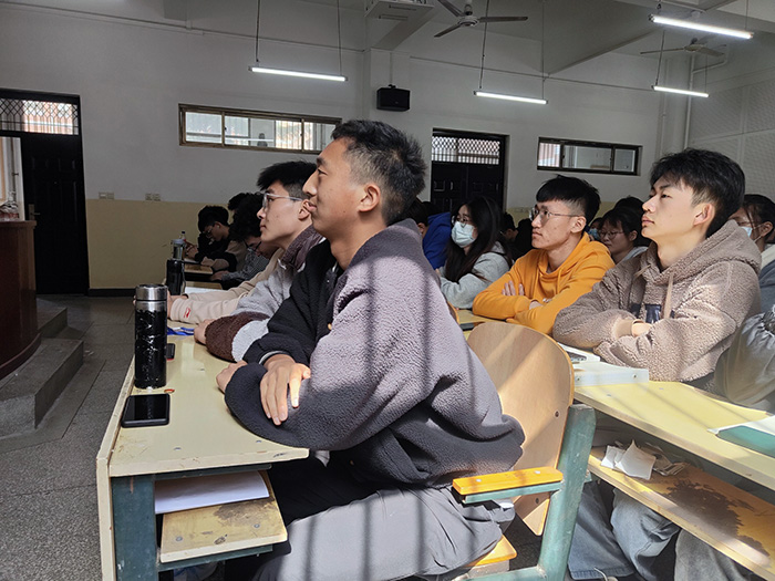 亚洲av
亚洲av
“青马工程”培训班召开第一次班会网络新闻(1).jpg