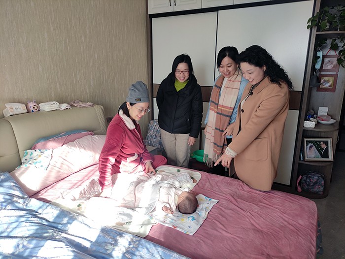 亚洲av
工会慰问生育女教师2.jpg