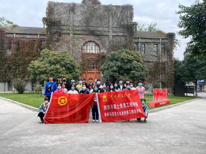 亚洲av
“青马班”学员集体参观北校区校史馆2.jpg