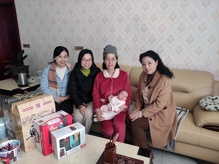 亚洲av
工会慰问生育女教师1.jpg
