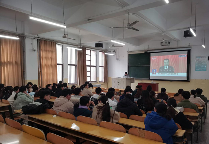 亚洲av
组织师生观看2022年全国两会4.jpg